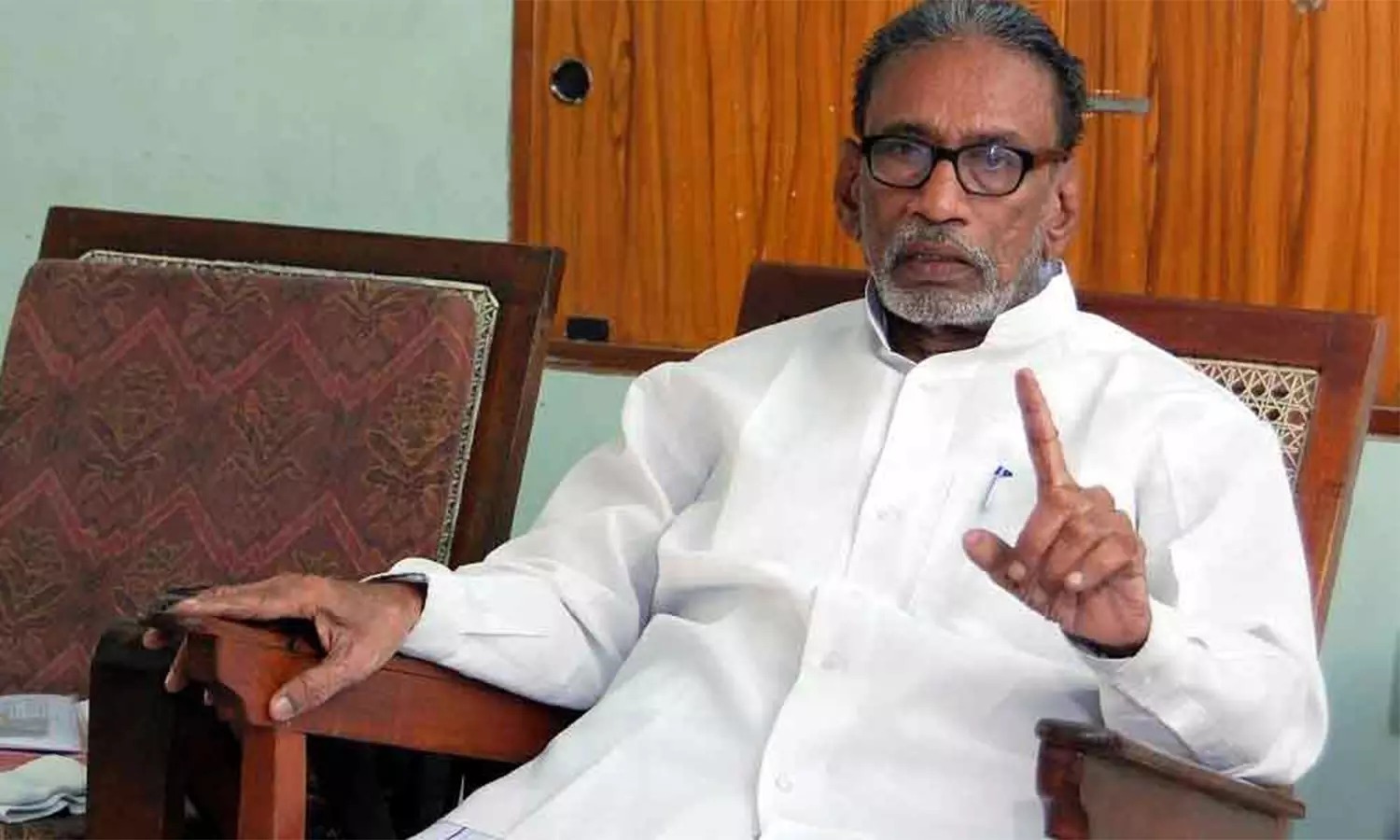 ஆளுநர் ரவிக்கு 'சாட்டையடி'; விலகாமல் ஒட்டிக்கொண்டிருப்பதை வன்மையாகக் கண்டிக்கிறோம்! - பழ. நெடுமாறன் அறிக்கை!